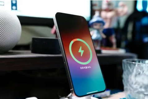 肇东苹果15换屏服务分享用什么充电器给iPhone15充电更好 